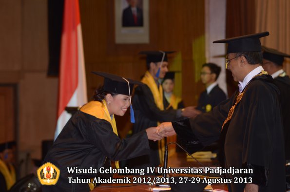 wisuda-unpad-gel-iv-ta-2012_2013-fakultas-isip-oleh-rektor-203