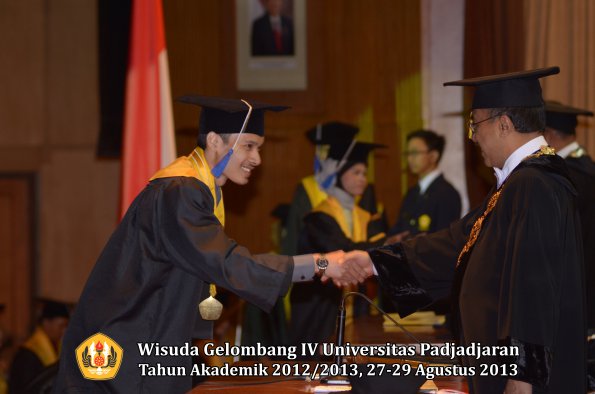 wisuda-unpad-gel-iv-ta-2012_2013-fakultas-isip-oleh-rektor-204