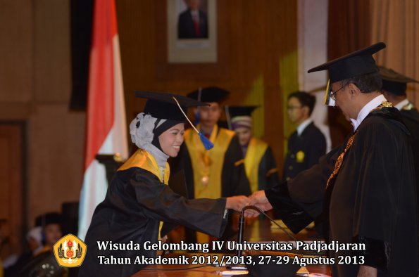 wisuda-unpad-gel-iv-ta-2012_2013-fakultas-isip-oleh-rektor-205