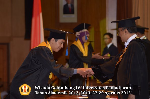 wisuda-unpad-gel-iv-ta-2012_2013-fakultas-isip-oleh-rektor-206