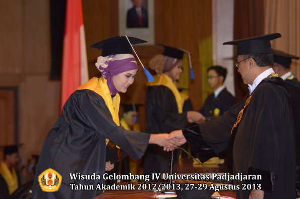 wisuda-unpad-gel-iv-ta-2012_2013-fakultas-isip-oleh-rektor-207