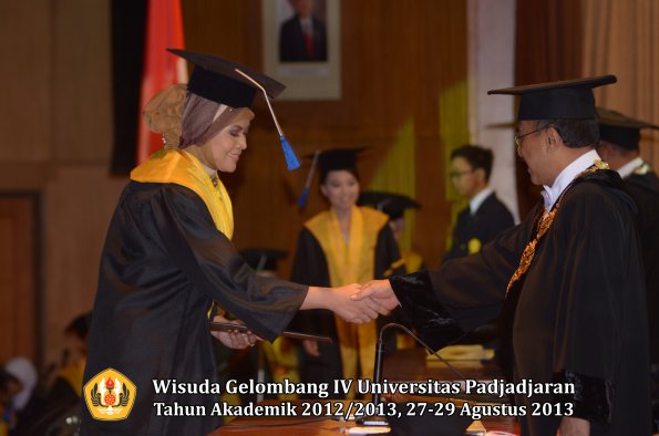 wisuda-unpad-gel-iv-ta-2012_2013-fakultas-isip-oleh-rektor-208