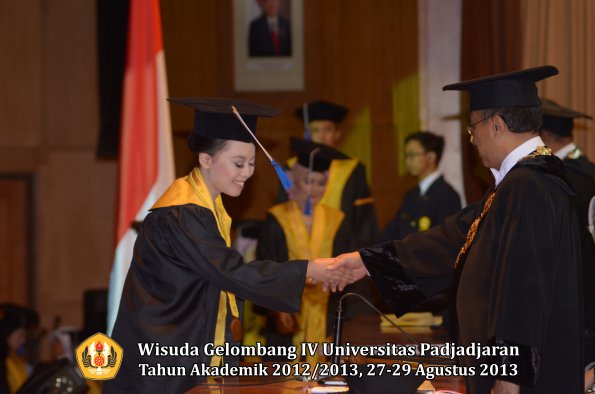 wisuda-unpad-gel-iv-ta-2012_2013-fakultas-isip-oleh-rektor-209