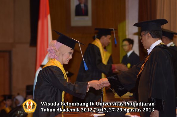 wisuda-unpad-gel-iv-ta-2012_2013-fakultas-isip-oleh-rektor-210