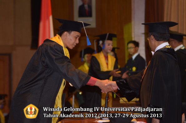 wisuda-unpad-gel-iv-ta-2012_2013-fakultas-isip-oleh-rektor-211