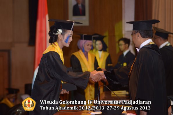 wisuda-unpad-gel-iv-ta-2012_2013-fakultas-isip-oleh-rektor-212