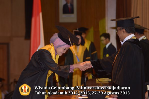 wisuda-unpad-gel-iv-ta-2012_2013-fakultas-isip-oleh-rektor-213