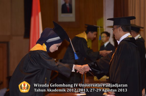 wisuda-unpad-gel-iv-ta-2012_2013-fakultas-isip-oleh-rektor-214