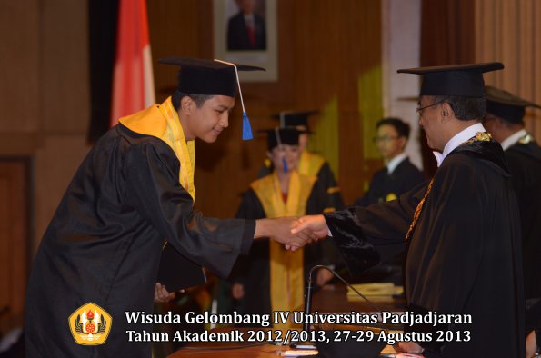 wisuda-unpad-gel-iv-ta-2012_2013-fakultas-isip-oleh-rektor-215