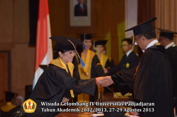 wisuda-unpad-gel-iv-ta-2012_2013-fakultas-isip-oleh-rektor-216