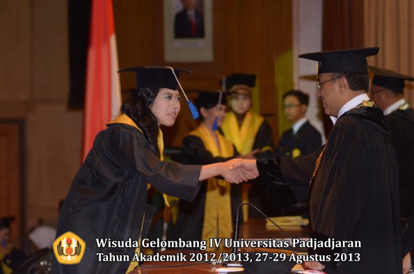 wisuda-unpad-gel-iv-ta-2012_2013-fakultas-isip-oleh-rektor-217