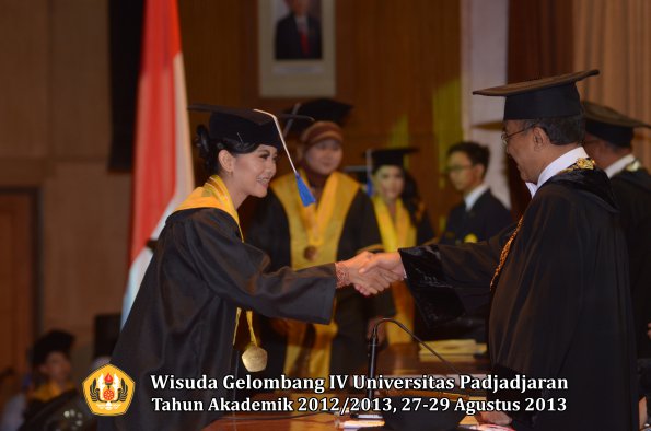 wisuda-unpad-gel-iv-ta-2012_2013-fakultas-isip-oleh-rektor-218