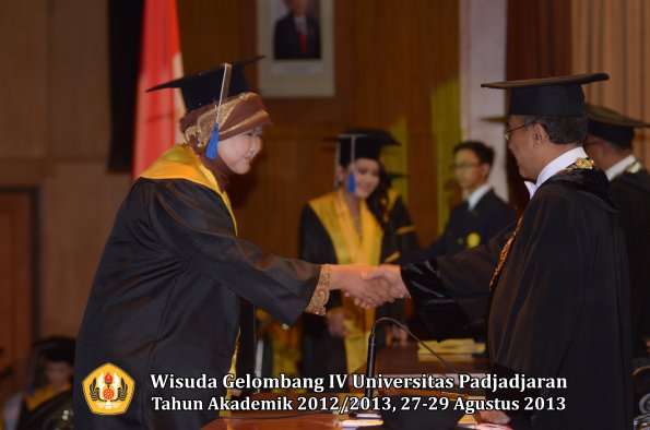 wisuda-unpad-gel-iv-ta-2012_2013-fakultas-isip-oleh-rektor-219