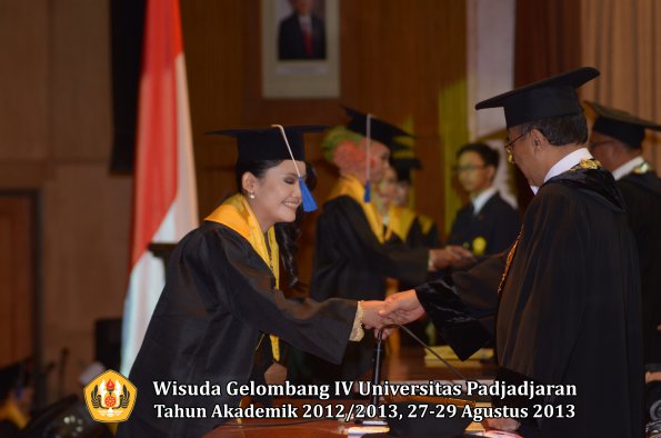 wisuda-unpad-gel-iv-ta-2012_2013-fakultas-isip-oleh-rektor-220