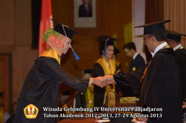 wisuda-unpad-gel-iv-ta-2012_2013-fakultas-isip-oleh-rektor-221