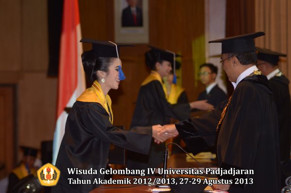 wisuda-unpad-gel-iv-ta-2012_2013-fakultas-isip-oleh-rektor-222