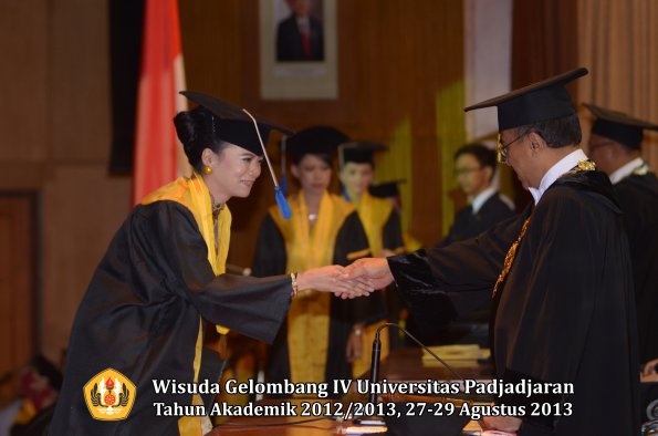 wisuda-unpad-gel-iv-ta-2012_2013-fakultas-isip-oleh-rektor-223