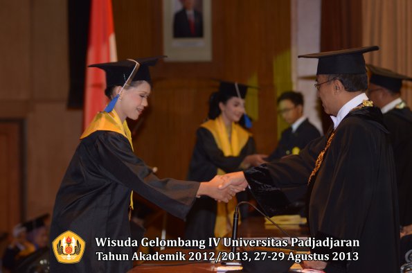 wisuda-unpad-gel-iv-ta-2012_2013-fakultas-isip-oleh-rektor-224