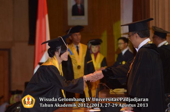 wisuda-unpad-gel-iv-ta-2012_2013-fakultas-isip-oleh-rektor-227