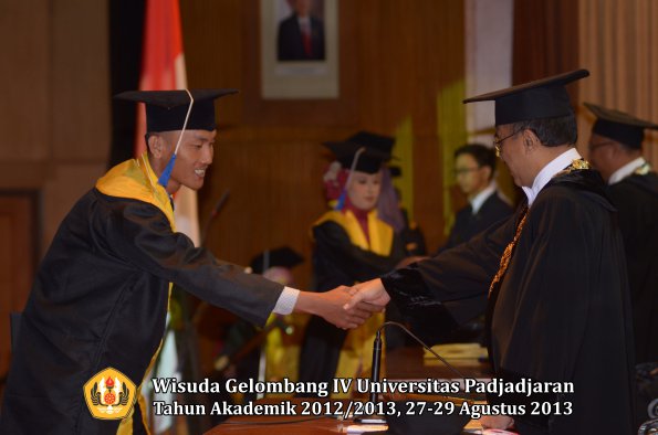 wisuda-unpad-gel-iv-ta-2012_2013-fakultas-isip-oleh-rektor-228