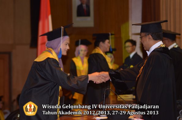 wisuda-unpad-gel-iv-ta-2012_2013-fakultas-isip-oleh-rektor-230