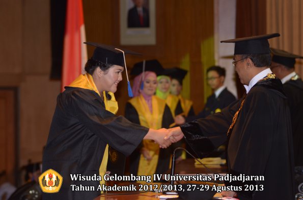 wisuda-unpad-gel-iv-ta-2012_2013-fakultas-isip-oleh-rektor-231