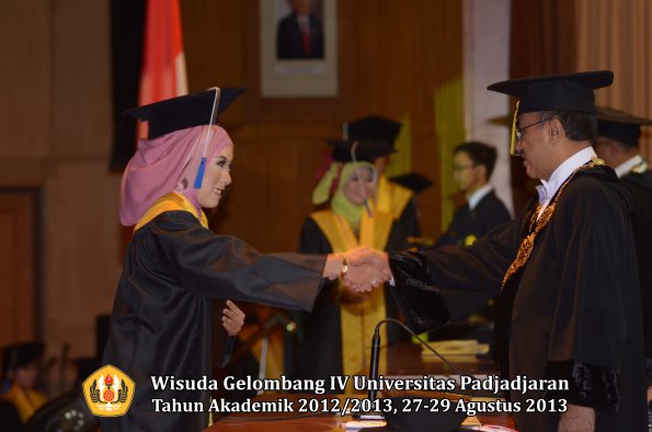 wisuda-unpad-gel-iv-ta-2012_2013-fakultas-isip-oleh-rektor-232