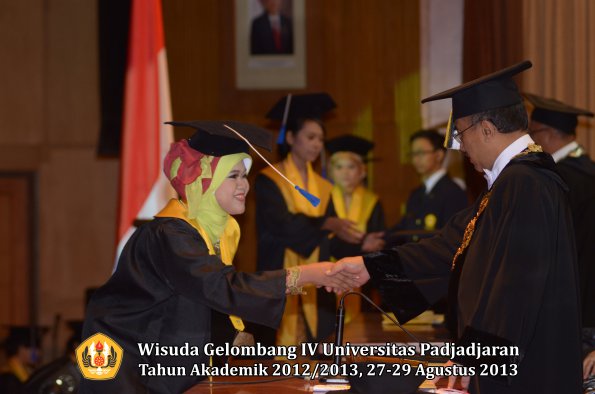 wisuda-unpad-gel-iv-ta-2012_2013-fakultas-isip-oleh-rektor-233