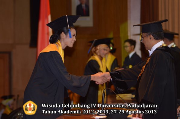 wisuda-unpad-gel-iv-ta-2012_2013-fakultas-isip-oleh-rektor-234