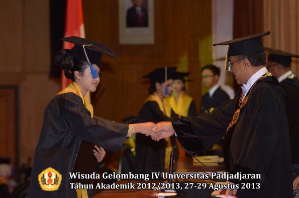 wisuda-unpad-gel-iv-ta-2012_2013-fakultas-isip-oleh-rektor-236