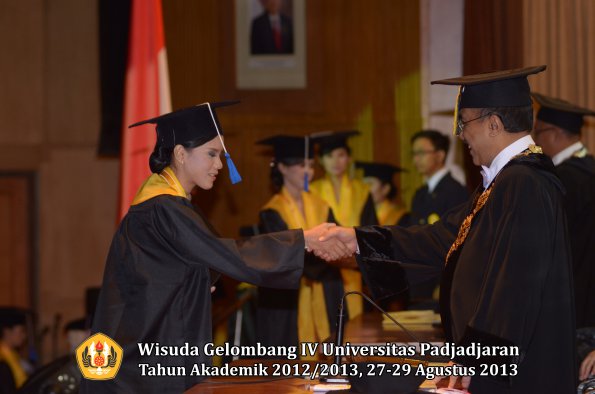 wisuda-unpad-gel-iv-ta-2012_2013-fakultas-isip-oleh-rektor-237