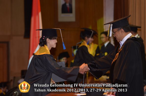 wisuda-unpad-gel-iv-ta-2012_2013-fakultas-isip-oleh-rektor-238