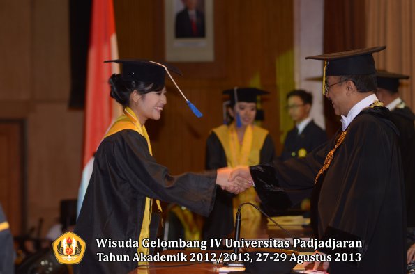 wisuda-unpad-gel-iv-ta-2012_2013-fakultas-isip-oleh-rektor-239