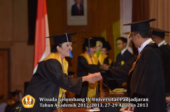 wisuda-unpad-gel-iv-ta-2012_2013-fakultas-isip-oleh-rektor-240