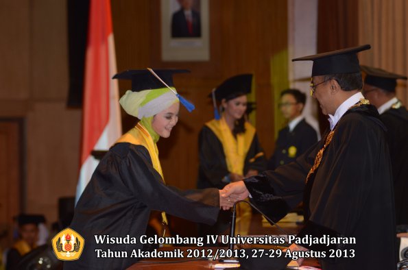 wisuda-unpad-gel-iv-ta-2012_2013-fakultas-isip-oleh-rektor-242