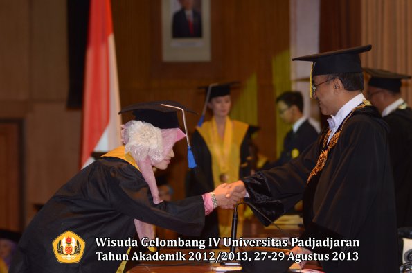 wisuda-unpad-gel-iv-ta-2012_2013-fakultas-isip-oleh-rektor-245