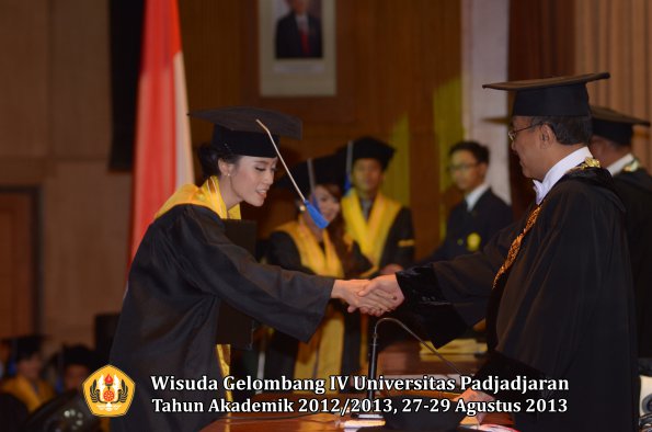 wisuda-unpad-gel-iv-ta-2012_2013-fakultas-isip-oleh-rektor-246