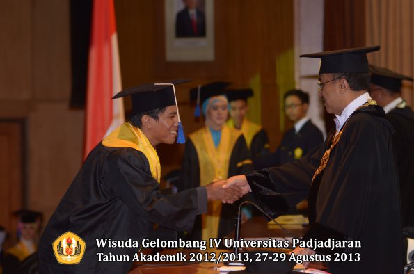 wisuda-unpad-gel-iv-ta-2012_2013-fakultas-isip-oleh-rektor-248