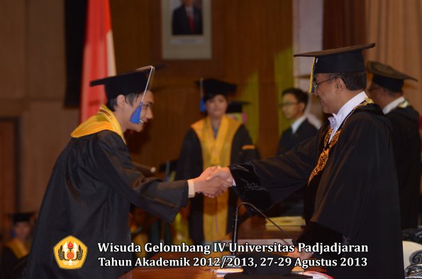 wisuda-unpad-gel-iv-ta-2012_2013-fakultas-isip-oleh-rektor-253