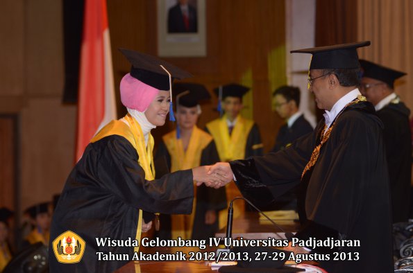 wisuda-unpad-gel-iv-ta-2012_2013-fakultas-isip-oleh-rektor-255