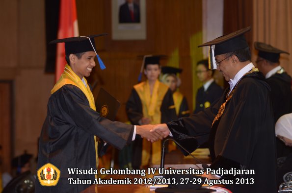 wisuda-unpad-gel-iv-ta-2012_2013-fakultas-isip-oleh-rektor-257