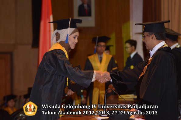 wisuda-unpad-gel-iv-ta-2012_2013-fakultas-isip-oleh-rektor-259