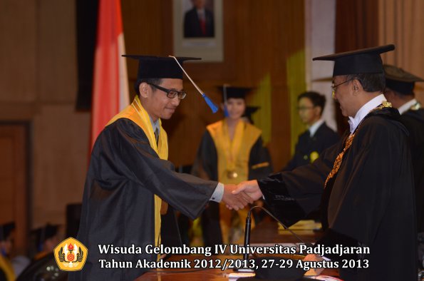 wisuda-unpad-gel-iv-ta-2012_2013-fakultas-isip-oleh-rektor-260