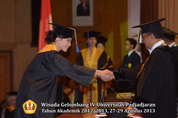 wisuda-unpad-gel-iv-ta-2012_2013-fakultas-isip-oleh-rektor-261