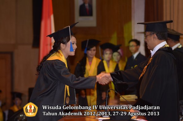 wisuda-unpad-gel-iv-ta-2012_2013-fakultas-isip-oleh-rektor-263