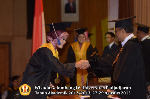 wisuda-unpad-gel-iv-ta-2012_2013-fakultas-isip-oleh-rektor-265