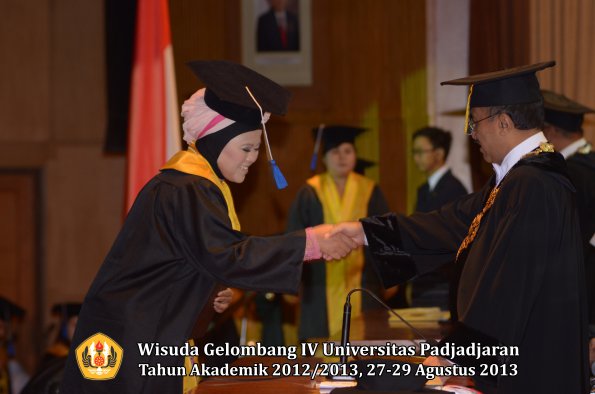 wisuda-unpad-gel-iv-ta-2012_2013-fakultas-isip-oleh-rektor-266