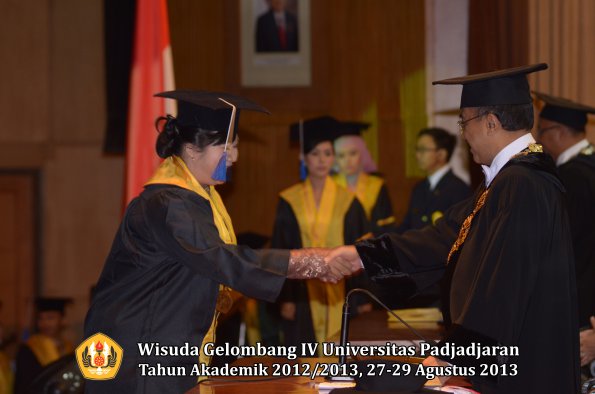 wisuda-unpad-gel-iv-ta-2012_2013-fakultas-isip-oleh-rektor-267