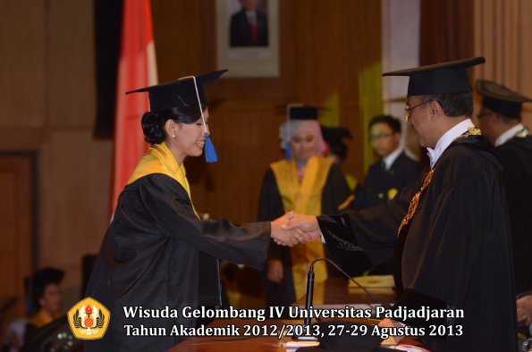 wisuda-unpad-gel-iv-ta-2012_2013-fakultas-isip-oleh-rektor-268