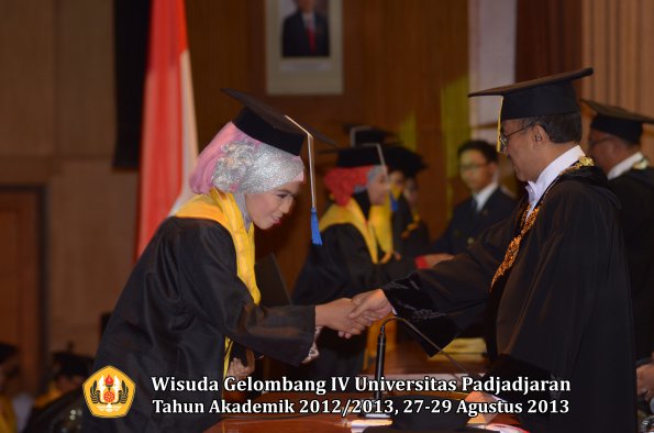 wisuda-unpad-gel-iv-ta-2012_2013-fakultas-isip-oleh-rektor-269